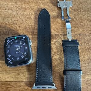 Apple Watch Hermes Series 8 | 45mm w/ Single Tour Leather Deployment | Black